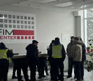 У Києві викрили масштабний шахрайський кол-центр із сотнями іноземців: "охоронці" напали на журналістів