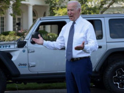 Тисячі людей вимагають від Білого дому визнати лідерство Tesla по електромобілям