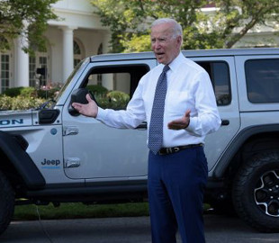 Тисячі людей вимагають від Білого дому визнати лідерство Tesla по електромобілям