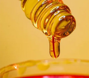 Чи можна класти мед в гарячий чай і чим це загрожує: відповідь хіміка