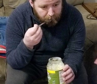 Отец разыграл детей банкой из-под майонеза и прославился в Интернете