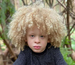 Белокожий афробританский мальчик с роскошными кудрями стал звездой в Instagram (фото)