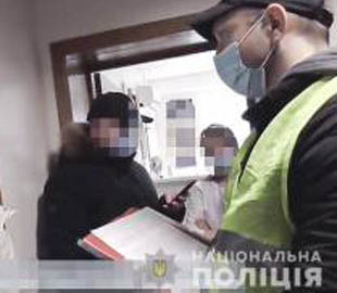 В Киеве разоблачили медиков, которые наладили схему продажи поддельных COVID-сертификатов