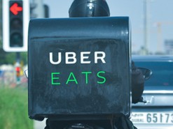 Реакция бабушки на доставку еды через интернет умилила пользователей сети