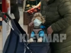 В Киеве женщина надела на собачку маску при входе в супермаркет