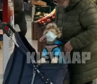В Киеве женщина надела на собачку маску при входе в супермаркет