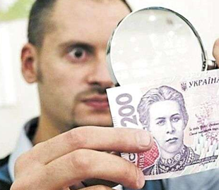 Фальшивые деньги заполонили Украину: где могут подсунуть и как узнать подделку