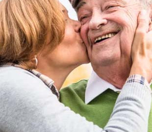 Названі три ознаки початку деменції, які можна не помічати