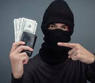 Гроші зникли за клік: як мешканець Ромен «продав» годинник за 8 тис. грн