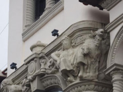 Сеть насмешила провальная попытка отреставрировать статую в Испании