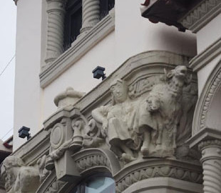 Сеть насмешила провальная попытка отреставрировать статую в Испании