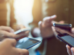 Особенности пользования смартфоном выдают возраст владельца