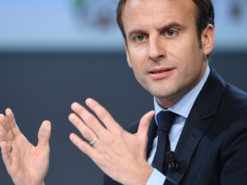 Макрон заявив, що «очевидно» продовжить розмовляти з путіним