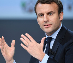 Макрон заявив, що «очевидно» продовжить розмовляти з путіним