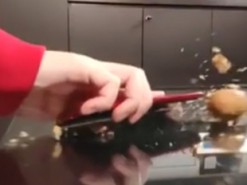 Президент Xiaomi продемонстрировал прочность смартфона Redmi Note 7