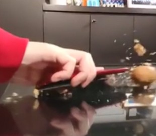 Президент Xiaomi продемонстрировал прочность смартфона Redmi Note 7