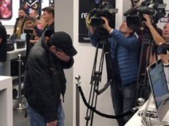 В Москве мужчина потерял деньги на iPhone, пока стоял в очереди