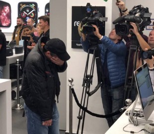 В Москве мужчина потерял деньги на iPhone, пока стоял в очереди