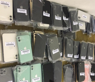 Львівські митники затримали контрабанду 240 нових смартфонів Apple