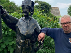 На Київщині коваль створив козака з уламка ворожої ракети “Іскандер” (ФОТО)