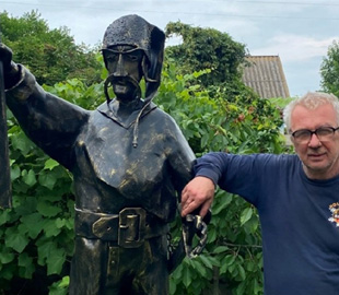 На Київщині коваль створив козака з уламка ворожої ракети “Іскандер” (ФОТО)