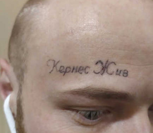 Мужчина с татуировкой на лице "Кернес жив" снова стал звездой соцсетей в Харькове