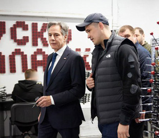 Блінкену показали виробництво українських FPV дронів