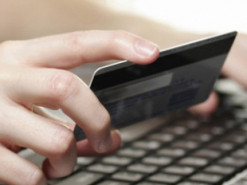 Жінка віддала банківські картки чоловіку зі сайту знайомств, а він набрав на неї кредитів