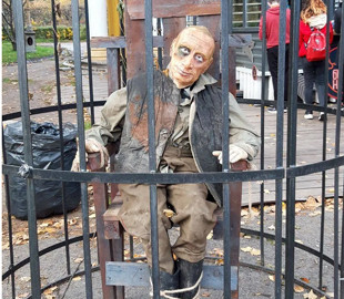 У Києві на честь Геловіну опудало Путіна посадили в клітку. Фото