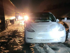 Водитель Tesla продержался 14 часов в снежную бурю и не разрядил батарею