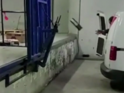 В Киеве на "Новой почте" машину разгружали, выбрасывая посылки на бетон