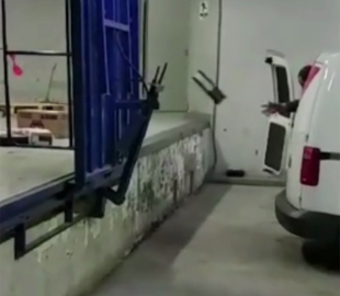 В Киеве на "Новой почте" машину разгружали, выбрасывая посылки на бетон