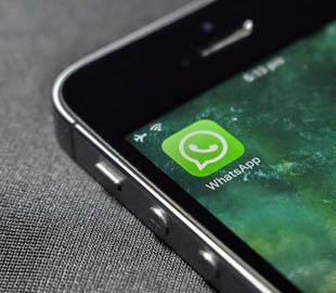 Эксперты посоветовали не спешить с удалением WhatsApp из смартфонов