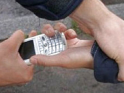 На ХТЗ харків’янин побив двох перехожих та відібрав мобільні телефони