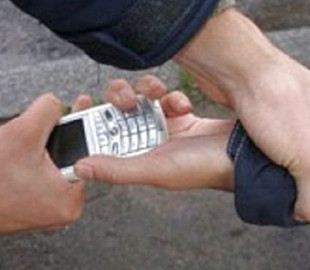 На ХТЗ харків’янин побив двох перехожих та відібрав мобільні телефони