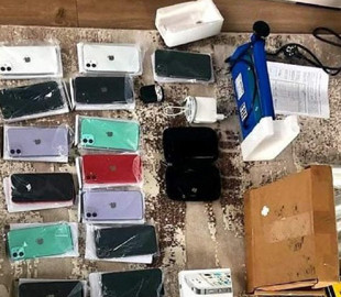 Во Львове полиция задержала торговцев поддельными смартфонами