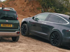 Tesla Model X и 83-сильный Fiat Panda Cross померялись силами на бездорожье