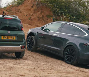 Tesla Model X и 83-сильный Fiat Panda Cross померялись силами на бездорожье