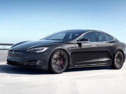 Автопилот электрокара Tesla пугает водителей своим поведением