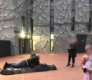 Ліг на бегемота: мережу розсмішило фото чоловіка у зоопарку Харкова