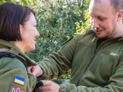 Ганна Маляр отримала армійський подарунок від командира 59 бригади з Вінниччини (Фото)