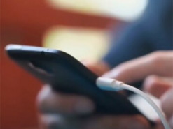 Експерти назвали ознаки, що за вами стежать через камеру телефону