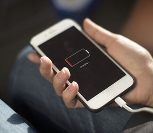 Чужі зарядки для смартфона небезпечні: хакери навчилися передавати через них віруси