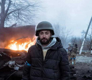 На фронті тяжко поранили оператора 24 каналу Олександра Навроцького