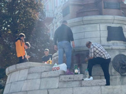 Катерину ІІ прирівняли до Путіна. Пам'ятник в Одесі розписали фарбою (фото)