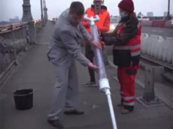 Киевский блогер "вакцинировал" мост Патона