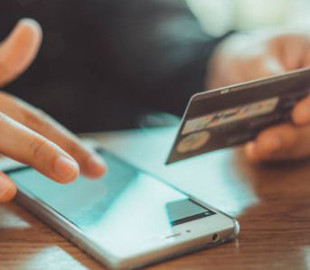 Жінка заволоділа мобільним телефоном незнайомця і зняла з його рахунку майже 50 тис. грн