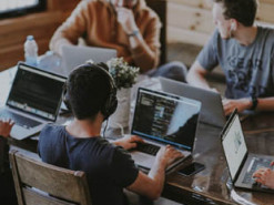 Урезание зарплат и увольнения: у IT-шников тоже кризис. Что происходит в отрасли