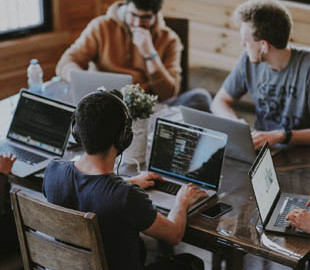 Урезание зарплат и увольнения: у IT-шников тоже кризис. Что происходит в отрасли