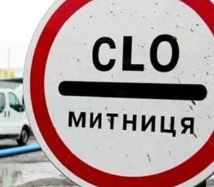 На Львівщині викрили митника, який вносив недостовірну інформацію про перетин кордону